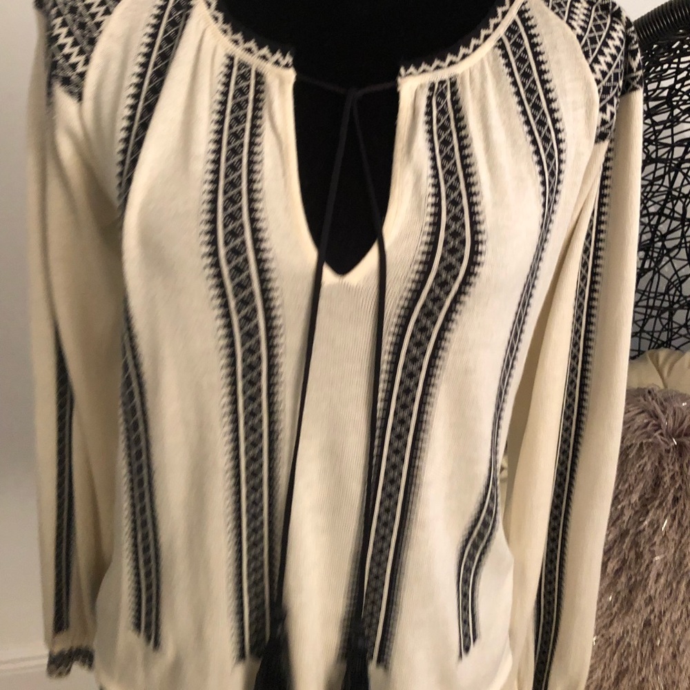 Hobo light black on white sweater
